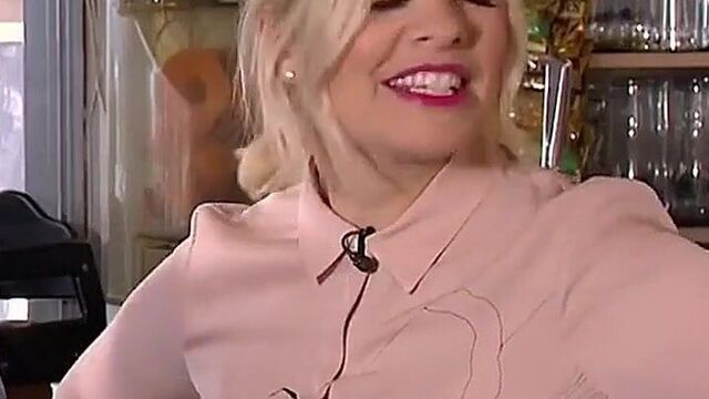 Holly Willoughby подглядывает в лифчике