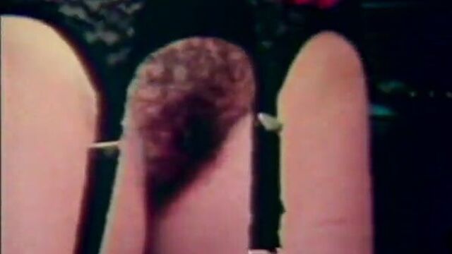 Сексуальная женщина в нижнем белье сосет и трахается (винтаж 1970-х)