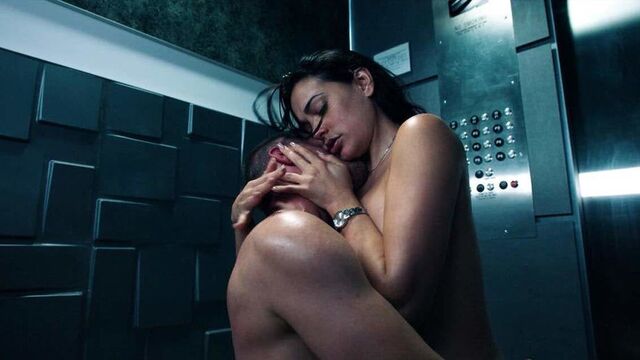 Обнаженная сцена с Natalie Martinez на scandalplanet.com