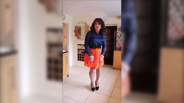 Оранжевая юбка со складками