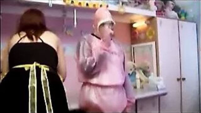 Няня с большой грудью заботится о взрослой крошке