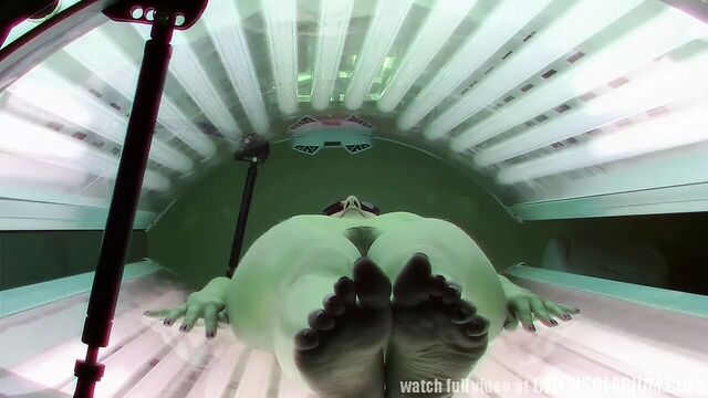 Камера - волосатая киска в солярии