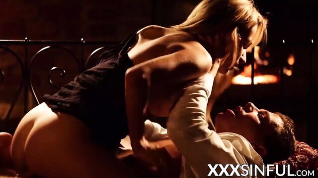 Огненные и греховные действия рядом с камином для пары