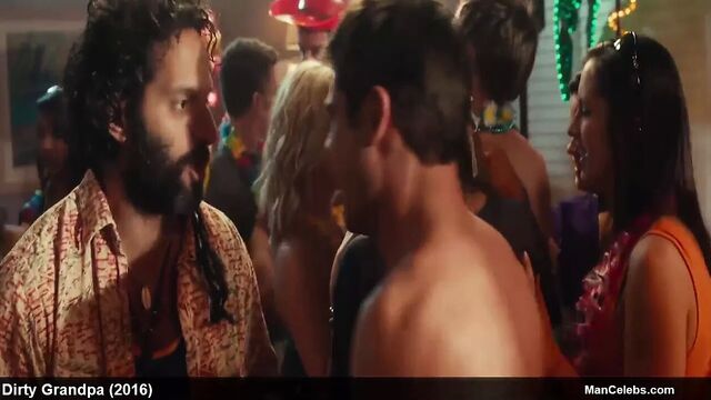 Zak Efron показывает горячее обнаженное тело и трясет его тугой жопой