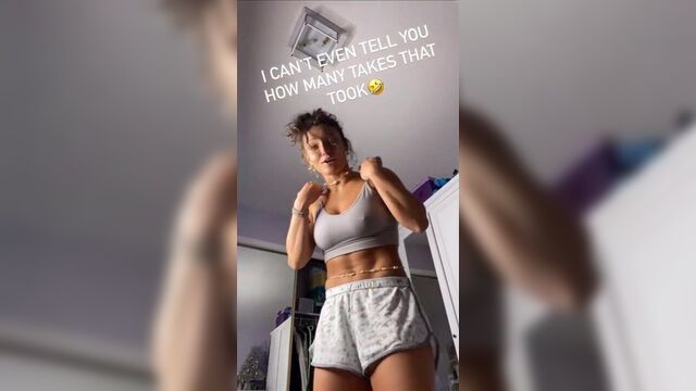 Jade Chynoweth с сосками в ее нижнем белье