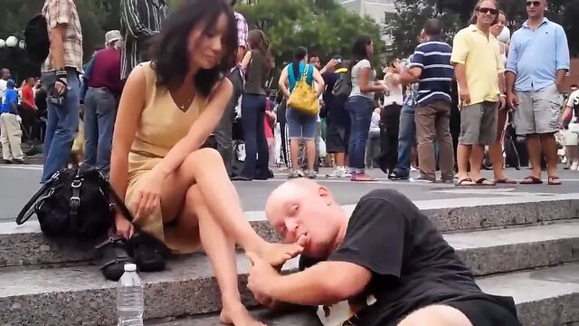 Нью-йоркский массаж ступней куколки