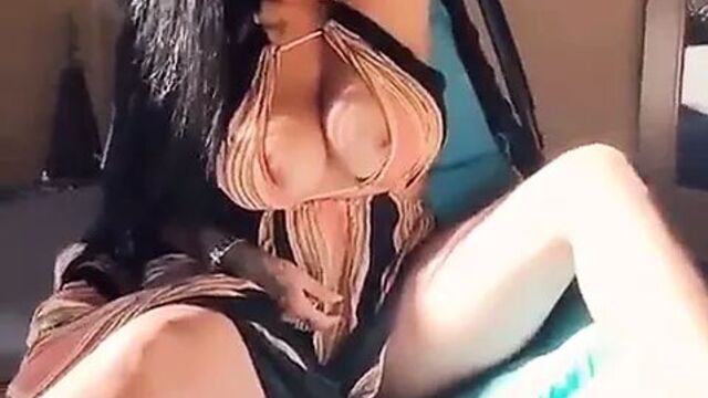 Brittanya - трахает пальцами киску