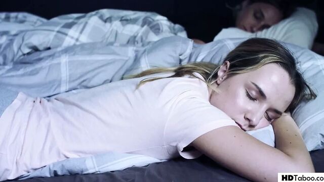 Извращенный отчим занимается сексом с другом семьи ночью