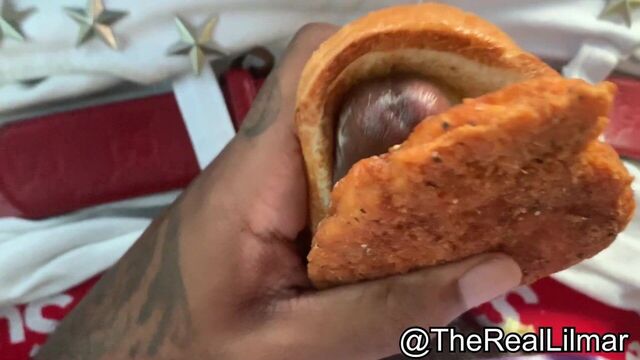 Limar кончает в МакЧикен и поедает это