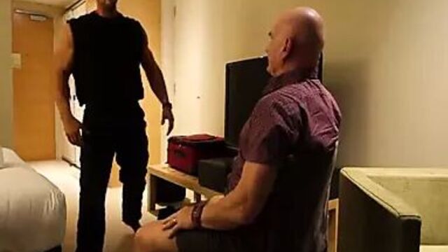 Мускулистая стриптизерша