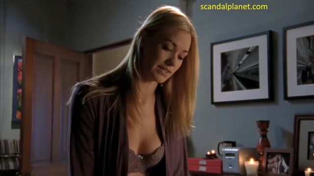 Сиськи Yvonne Страховски в серии Chuck - scandalplanet.com