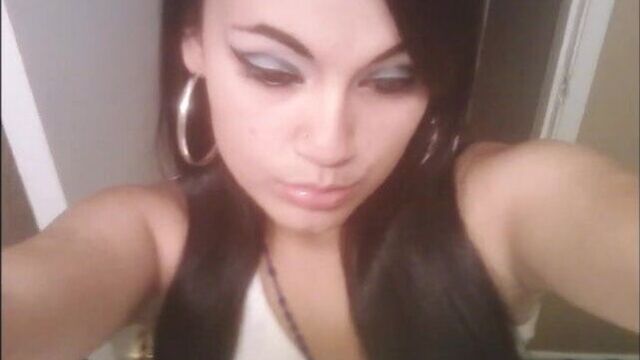 Chola трет ее киску и кончает