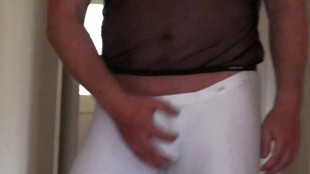 Парни вокруг дома