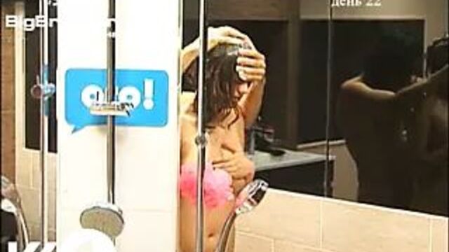 Большой брат из Украины обнаженный в душе