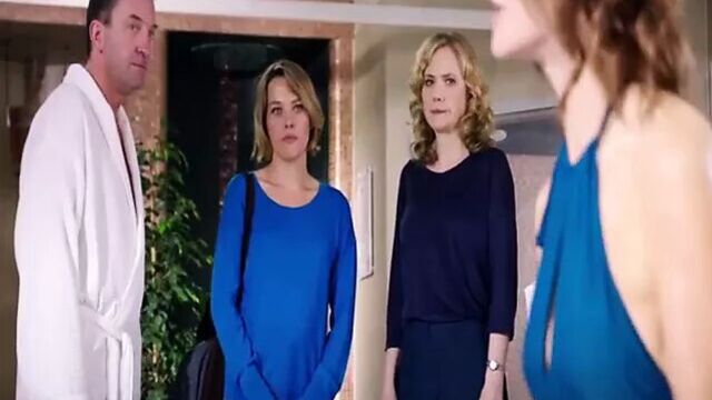 Susie Dent в купальнике