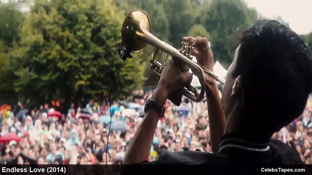 Gabriella Wilde и романтическое секс-видео топлесс