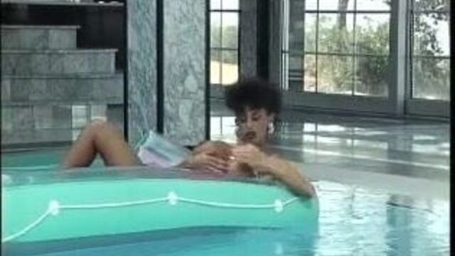 Sarah Young имеет очень красивое тело с идеальными сиськами