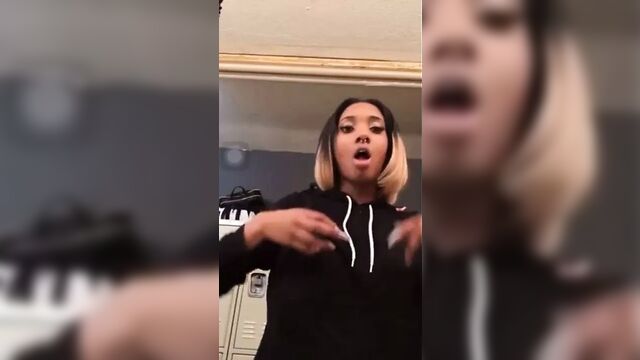 Чернокожая девушка показывает сиськи и заставляет их подпрыгивать вживую