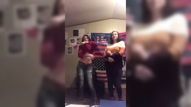 2 милашки раздеваются перед камерой