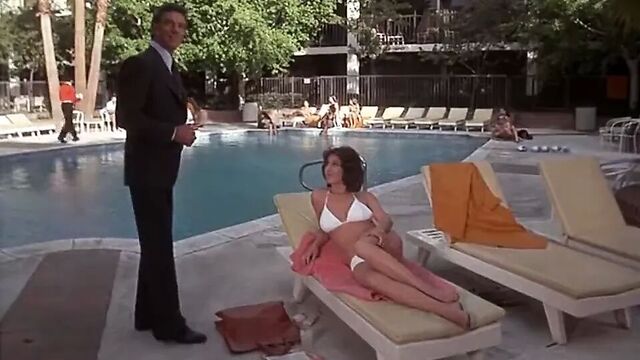 Ранняя Lynda Carter в бикини 1975