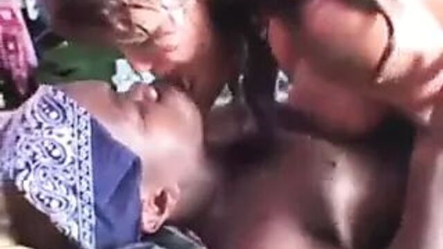 Ava Devine наслаждается черным членом карлика