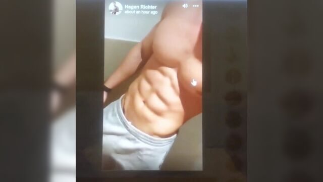 Немецкий парень-блондинка поглаживает член его члена