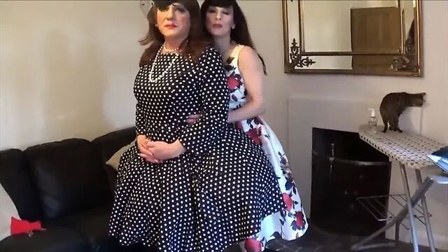 Мадам С надевает розовое устройство целомудрия Angelica