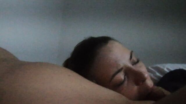 Спит и сосет