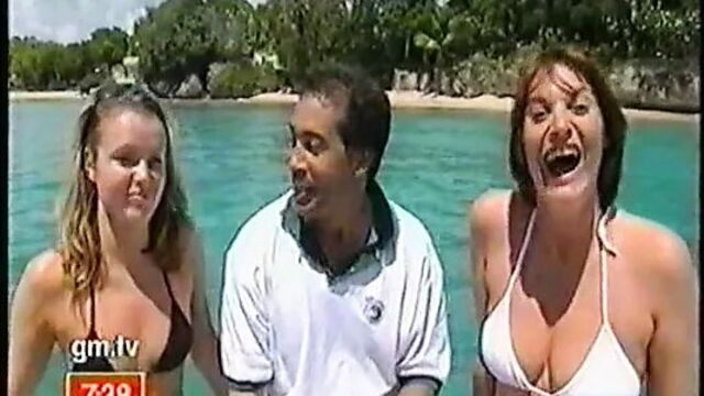 Бикини Amanda Holden и Sarah Parish