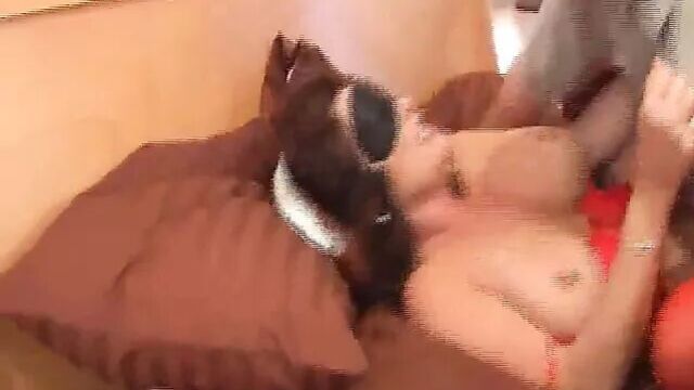 Сын пользуется мамой с завязанными глазами и жестко трахает ее