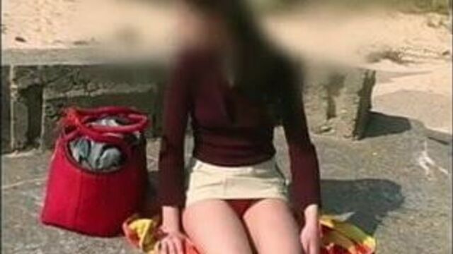 Юная брюнетка Charlene под юбкой на улице