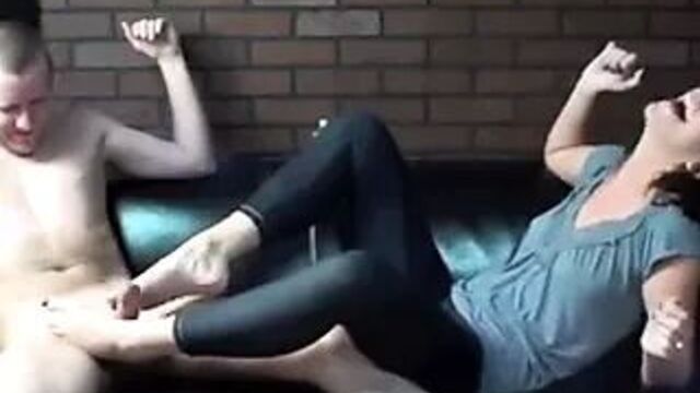 Двоюродная сестра дрочит ногами