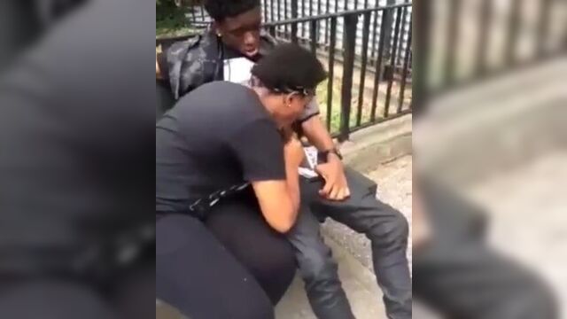 Сиськи делают минет в парке