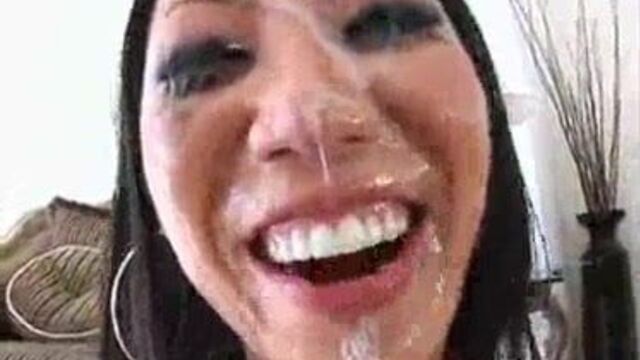 Tia лижет в лицо