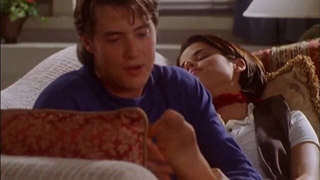 Ступни Neve Campbell в колготках