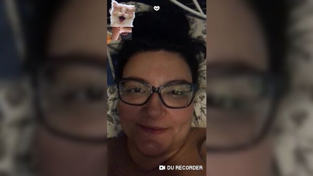 Мобильное развлечение 11 - канадская милфа наблюдает за дрочкой, показывает тело перед камерой