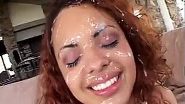Много спермы на лице хорошенькой латины