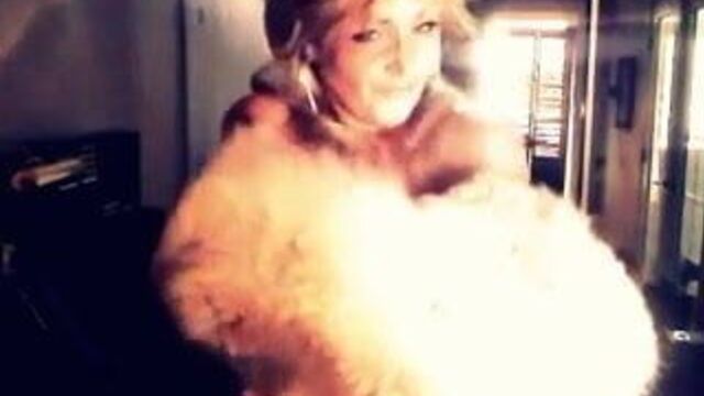 Сексуальная женщина показывает свою шубу из волка!