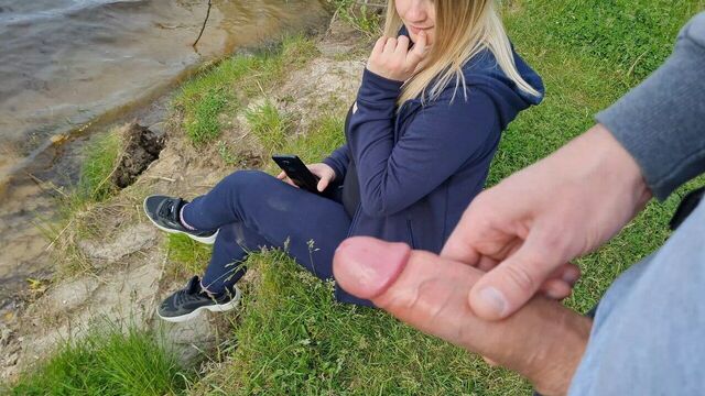 Мужчина публично засветил член и камшот девушки рядом с блондинкой