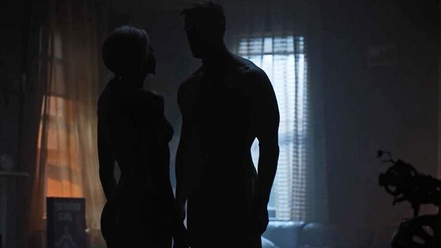 Минка Kelly с обнаженной сценой из 'Titans' на scandalplanet.com