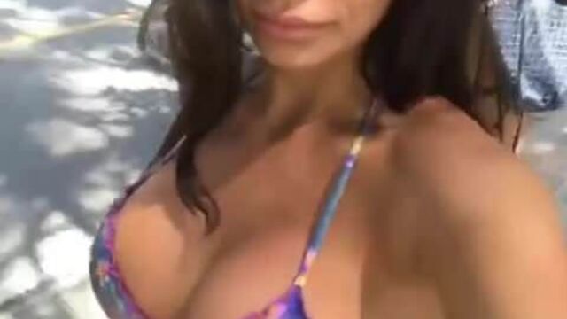 Секс-бомба на пляже Naida CG