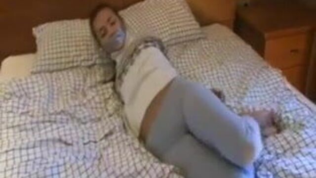 Связали в ее свитере