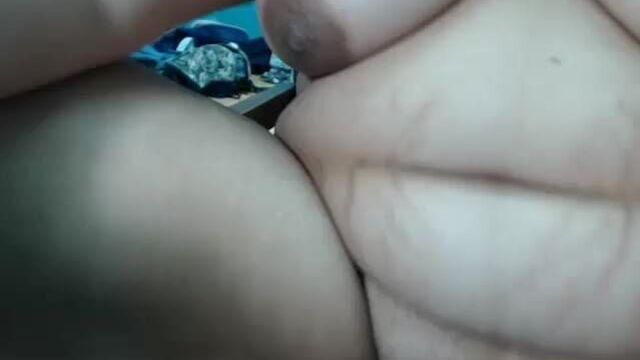 Симпатичная пухлая азиатка мастурбирует