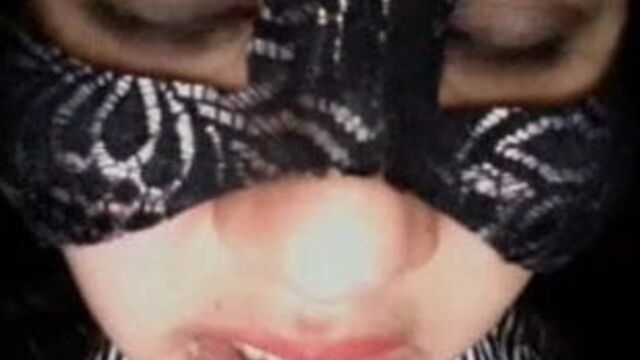 Волосатая киска с большими сиськами и сосками играет перед камерой