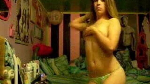 Девушка раздевается и мастурбирует в спальне