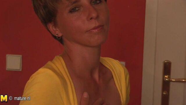 Домохозяйка играет с ее мокрой киской в любительском видео