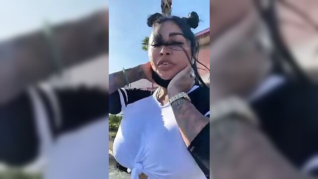 Горячая телочка мастурбирует