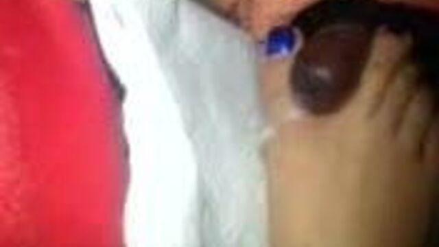 Сперма между пальцами ног