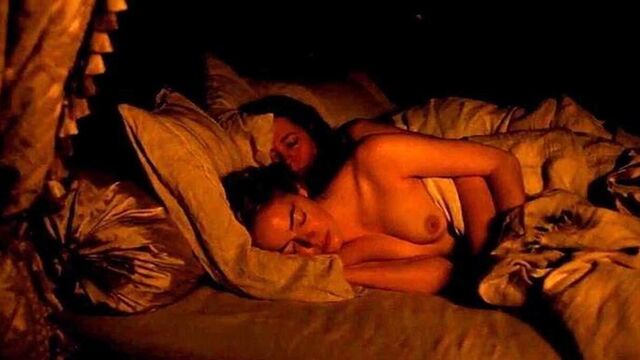 Emma Stone топлесс в фаворите на scandalplanet.com