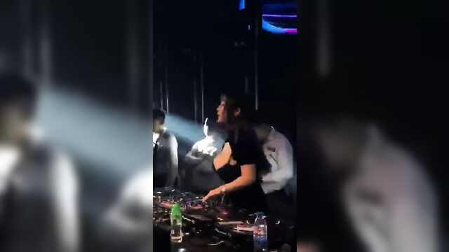 DJ с большими сиськами 3